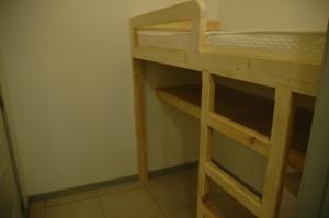 a bunk bed in a small room with a ladder at Studio De Zunneblomme in Middelkerke