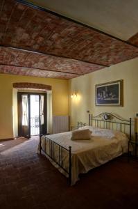 ニッツァ・モンフェッラートにあるPalazzo Centro Alloggi Vacanzaの木製の天井のベッドルーム1室(ベッド1台付)