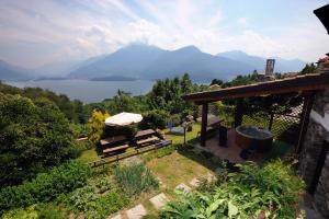 グラヴェドーナにあるAgriturismo La Sorgenteの湖と山々の景色を望むパティオ