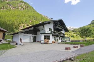 a large white building with a mountain in the background at s'Jechlas in Sölden