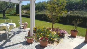 A garden outside L'Orso e L'Ape B&B