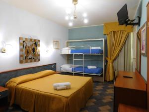 1 dormitorio con 1 cama y literas. en Hotel Blumentag, en Paola