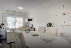 un comedor blanco con una mesa y sillas blancas en Apartamento familiar con JARDIN y TERRAZA Privada, en Alcaidesa