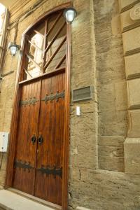 een houten deur aan de zijkant van een gebouw bij Town Gates Hotel in Baku