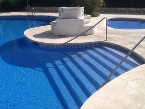 Bazén v ubytování Apartamentos SOL y PLAYA Torremolinos nebo v jeho okolí