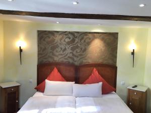 Postel nebo postele na pokoji v ubytování Fachwerk-Hotel Eisenbart
