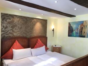 Un pat sau paturi într-o cameră la Fachwerk-Hotel Eisenbart