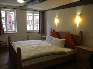 Postel nebo postele na pokoji v ubytování Fachwerk-Hotel Eisenbart