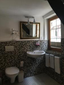 Koupelna v ubytování Fachwerk-Hotel Eisenbart + 37 fotografií