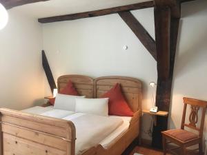 Postel nebo postele na pokoji v ubytování Fachwerk-Hotel Eisenbart