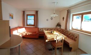sala de estar con sofá y mesa en Appartements Oberleiter en Valdaora