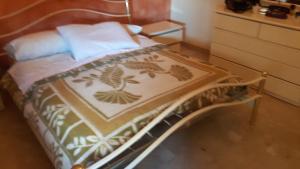 リベラにあるAppartment in Sizilien Riberaの引き出しとベッドバイザー付きの客室のベッド1台分です。