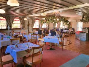 a dining room with white tables and chairs at Hotel Kienberger Hof in Pfronten
