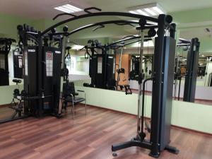 Posilňovňa alebo fitness centrum v ubytovaní Dom Sportowca Błonie - MOSiR