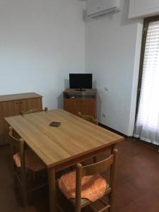 einen Holztisch und Stühle in einem Zimmer in der Unterkunft Appartamento Gio in Lamezia Terme