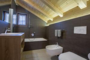een badkamer met een toilet, een wastafel en een douche bij Apt Bel Pre in La Villa +21 foto's