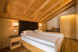 a large bed in a room with wooden ceilings at Apt Bel Pre in La Villa