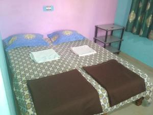 Ένα ή περισσότερα κρεβάτια σε δωμάτιο στο Mayuram Homestay