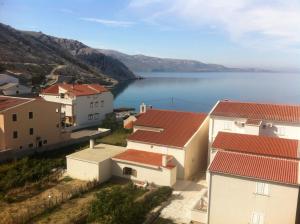 a view of a town with a lake at Bara Bay in Metajna