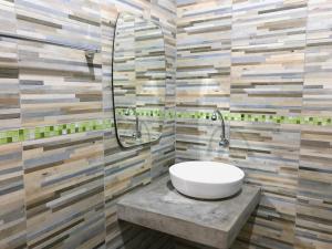 une salle de bain avec un lavabo et un miroir dans l'établissement Kiri Tawan, à Baan Tai 46 autres photos