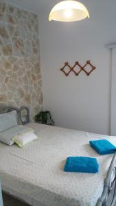 Un dormitorio con una cama con almohadas azules. en Anthi's Cottage, en Kastellánoi