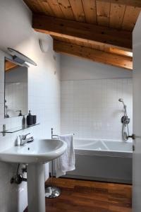 a bathroom with a sink and a bath tub at Casa Lunia in Mestre