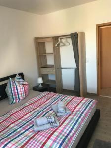 ein Schlafzimmer mit einem Bett mit Handtüchern darauf in der Unterkunft FEWO Leipzig-Plagwitz in Leipzig