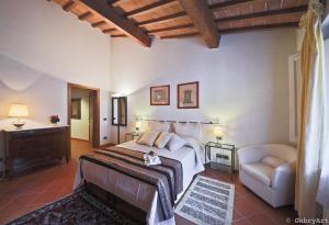 een slaapkamer met een bed en een stoel erin bij San Frediano House in Florence