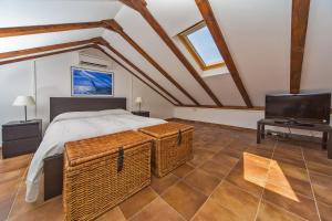 Un pat sau paturi într-o cameră la I Sassi Bianchi - West Villa
