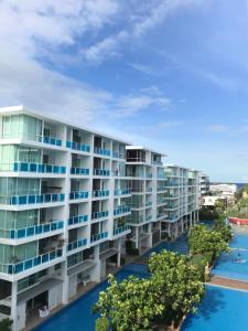 una vista aérea de un gran edificio de apartamentos con piscina en My Resort Hua Hin D605 By Chutha, en Hua Hin