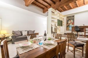 フィレンツェにあるGiuliettaのキッチン、リビングルーム(木製テーブル、椅子付)