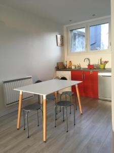 een keuken met een tafel en stoelen in een keuken bij Villa Sainte Marguerite in Wimereux