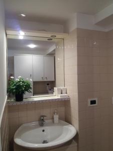 ein Bad mit einem Waschbecken und einem Spiegel in der Unterkunft Fiore della Laguna in Venedig
