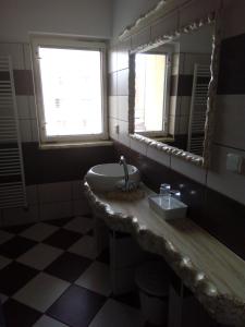 y baño con lavabo y espejo. en Penzion KASPEC, en Uničov