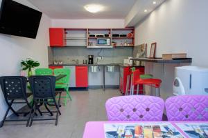 Joker Panzió في بيتْش: مطبخ مع طاولة وكراسي في غرفة
