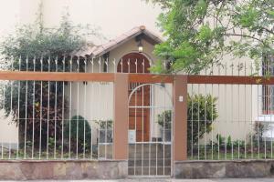 una cerca frente a una casa en Casa Mirabonita, en Lima