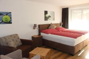 sypialnia z łóżkiem, kanapą i krzesłem w obiekcie Apartment Elisa w Kaprunie