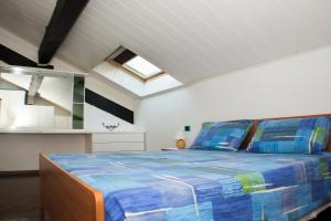 レーヴィコ・テルメにあるIrisのベッドルーム1室(青い掛け布団付きのベッド1台付)