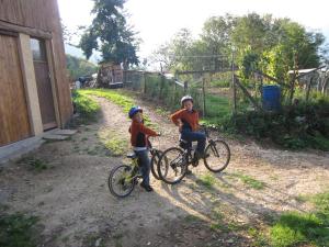 2 jeunes enfants à vélo sur un chemin de terre dans l'établissement Locanda Seggiovia, à Recoaro Terme