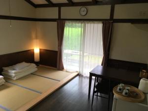 Un pat sau paturi într-o cameră la A private retreat Cotton Club Cottage