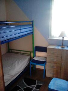 מיטה או מיטות קומותיים בחדר ב-Zbaraz