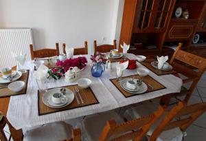 カト・ダラトソにあるVilla-Jasminのダイニングルームテーブル(食器、花付)