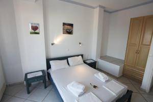 カト・ダラトソにあるVilla-Jasminの小さなベッドルーム(白いベッド1台、バスルーム付)