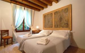 A bed or beds in a room at Casa Contarini