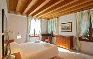 A bed or beds in a room at Casa Contarini