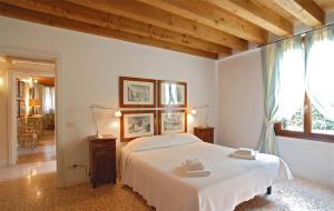 A bed or beds in a room at Casa Contarini