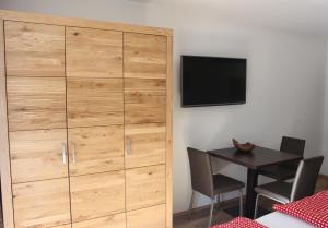 Telewizja i/lub zestaw kina domowego w obiekcie Apartment Elisa