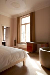 En eller flere senge i et værelse på Le Vaudeville