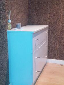 ein blau-weißer Schrank in der Ecke eines Zimmers in der Unterkunft Jualis Guest House in Porto