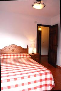 alojamiento rural la ermita bubion客房内的一张或多张床位